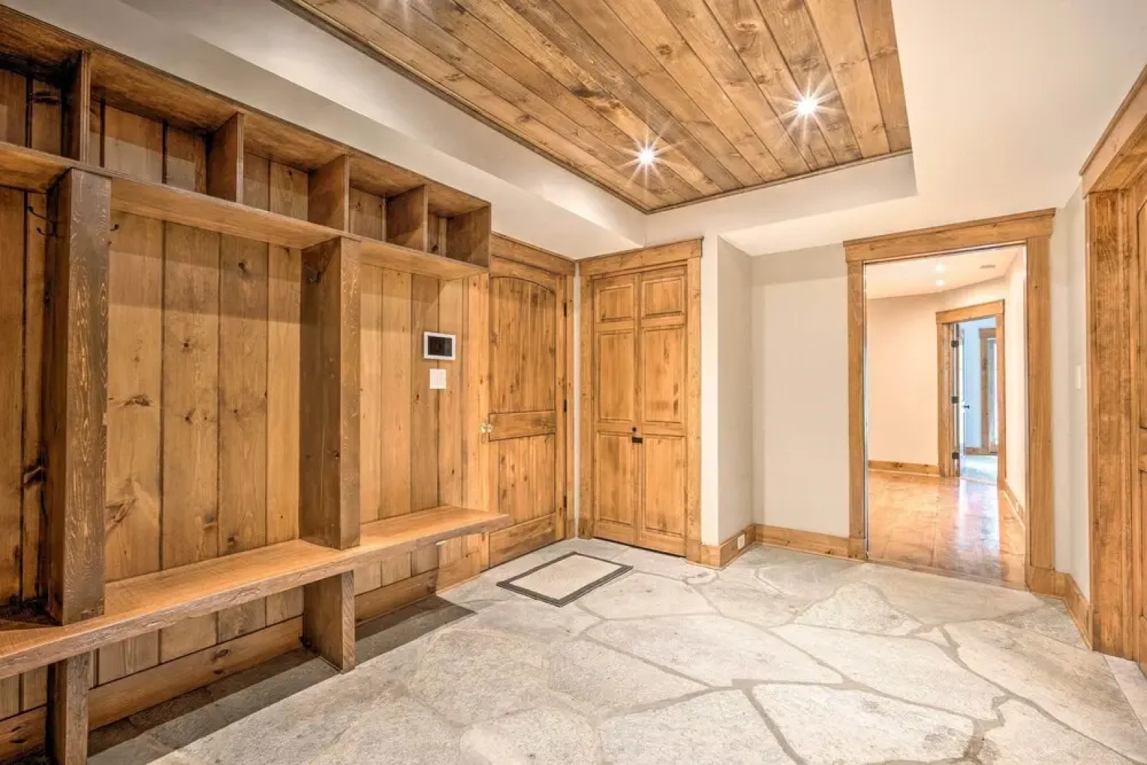 Elegant Mtn Chalet w/ Deck: 1 Mi to Mt Snow!