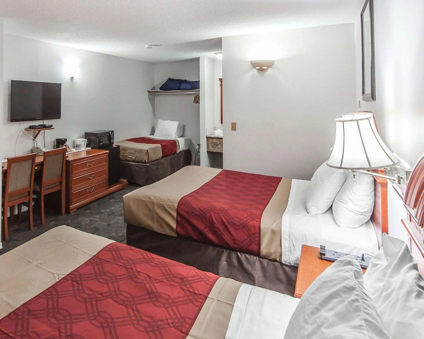 Econo Lodge Inn & Suites