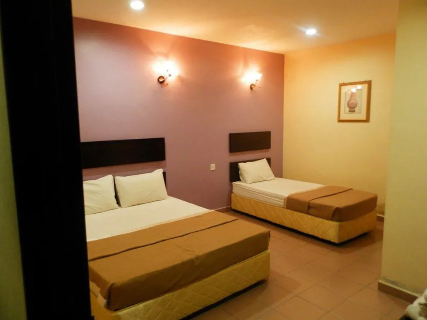 OYO 43962 Ezzy In Hotel