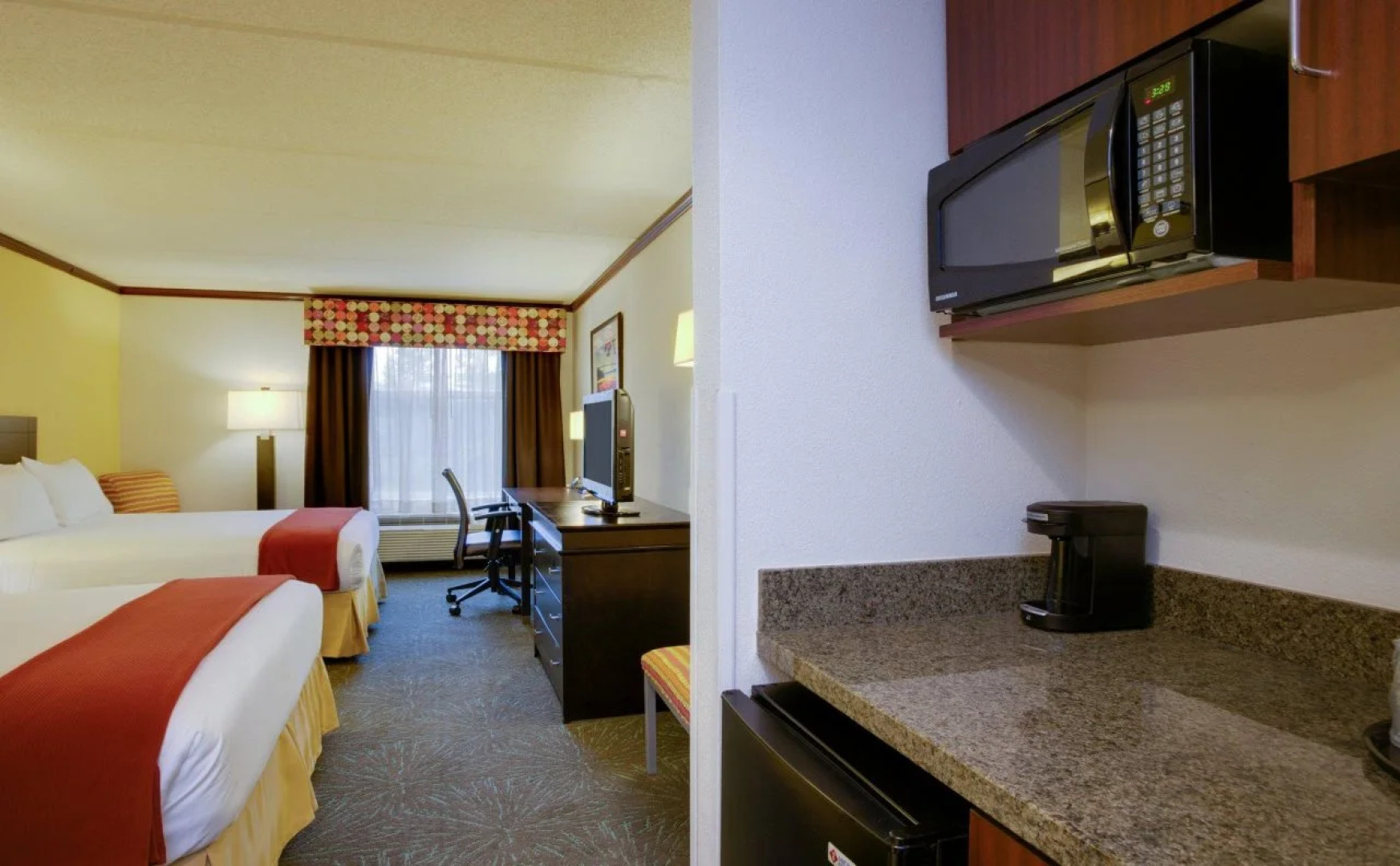Holiday Inn Express & Suites Charleston - Northwoods by IHG