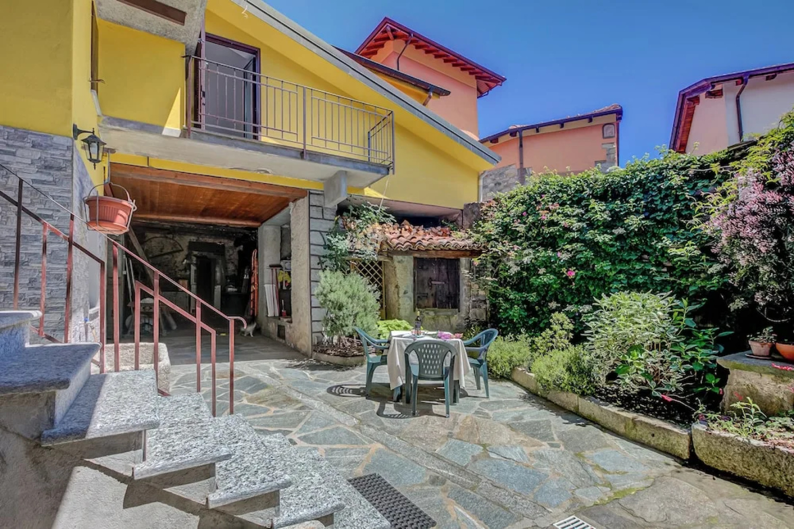 Ortensia Blu Lake And Relax