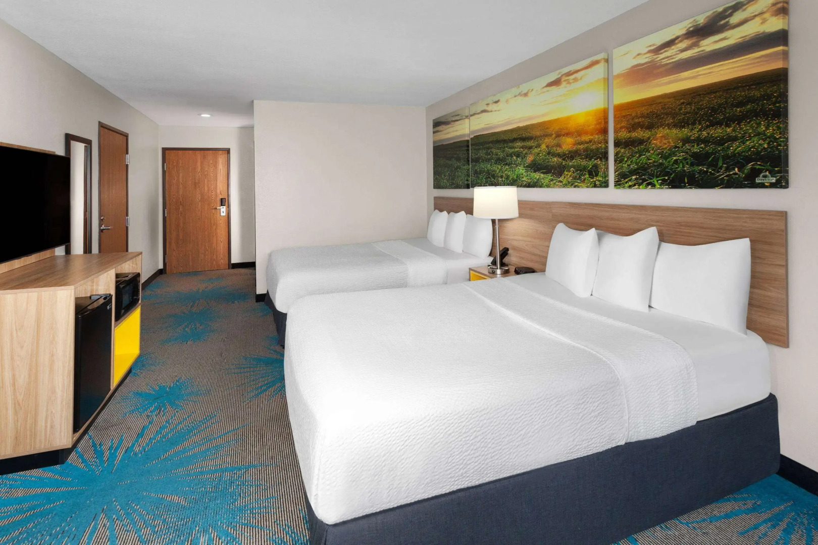 Days Inn & Suites by Wyndham Morris/I-80