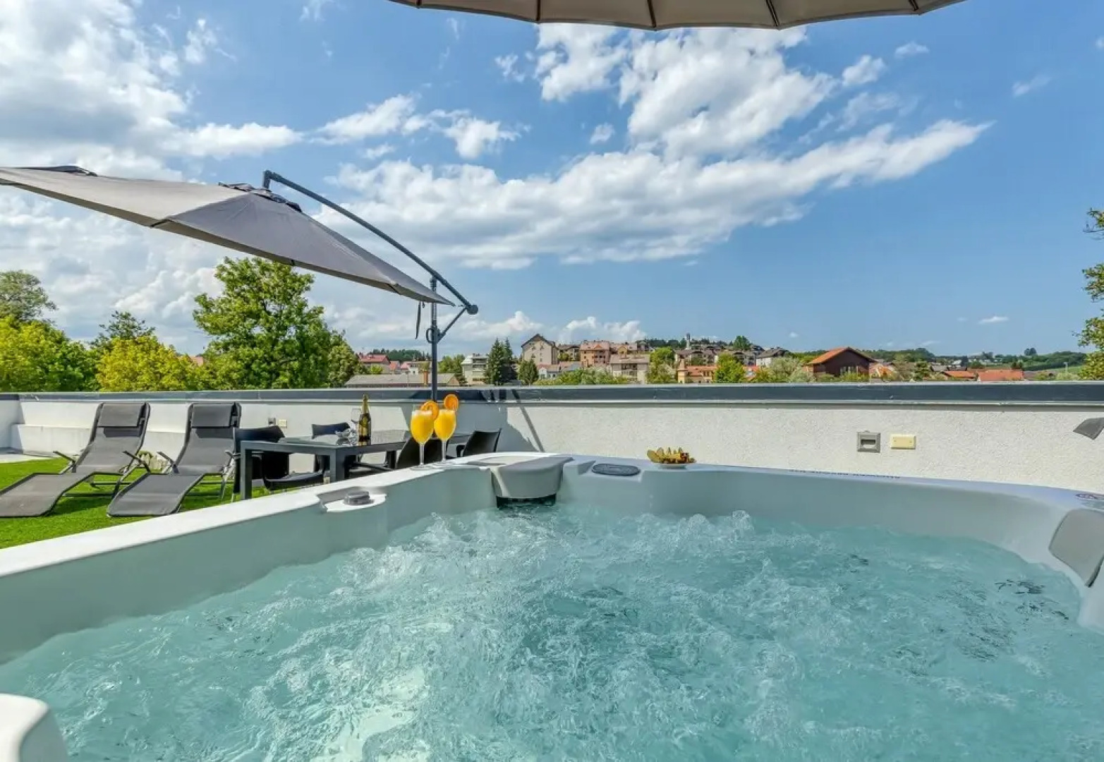 Rooftop Home With Whirlpool & Sauna