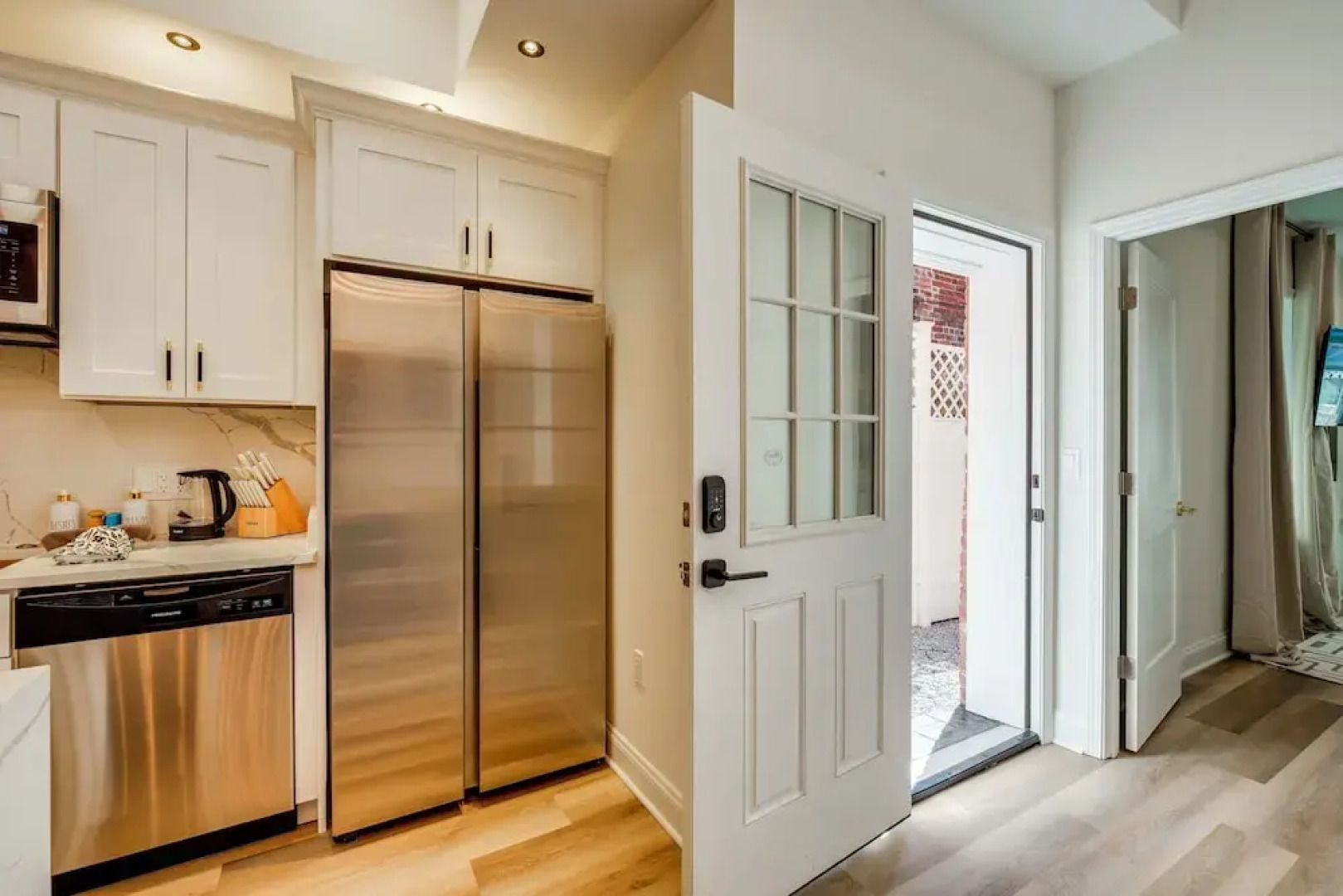 1 Mi to Dtwn: Hot Tub Haven in Richmond!