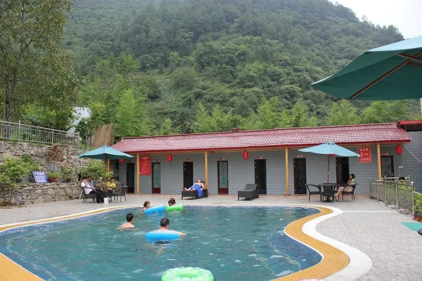 Hailuogou Yijiawenquan Hotel