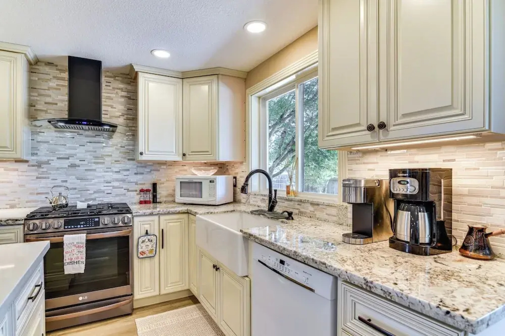 Private Outdoor Space 9 Mi to Downtown Vancouver!