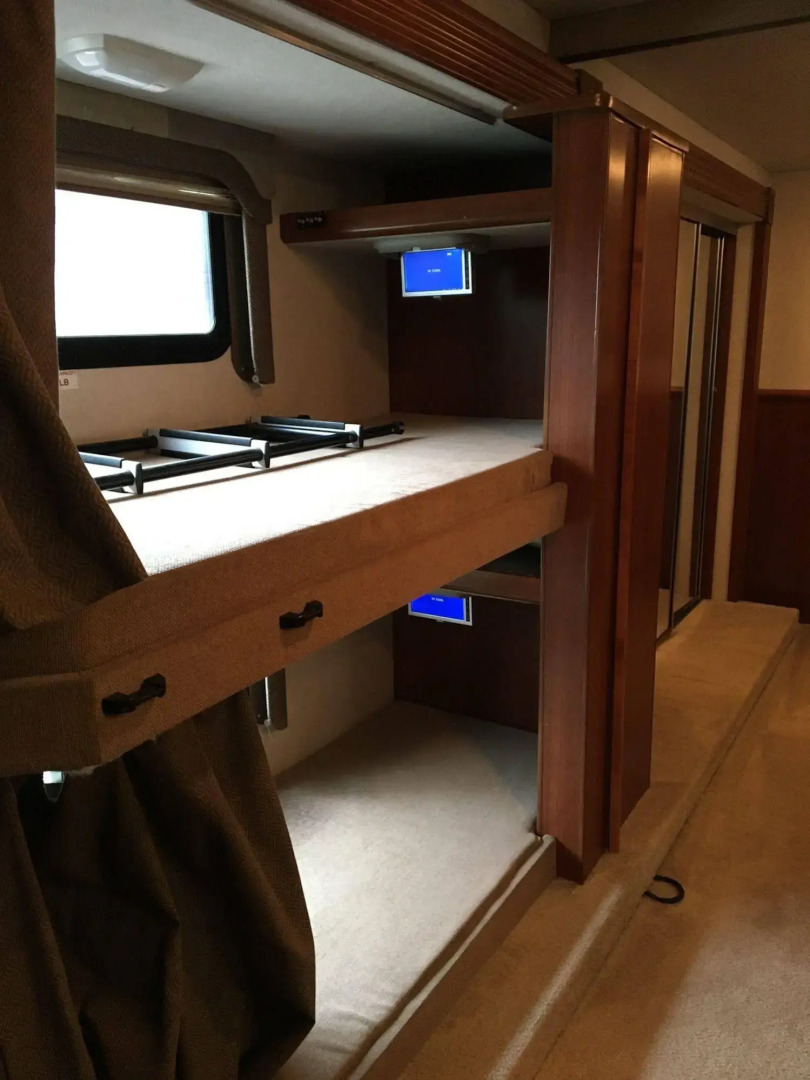 Royalty Maples Motel & Cottages