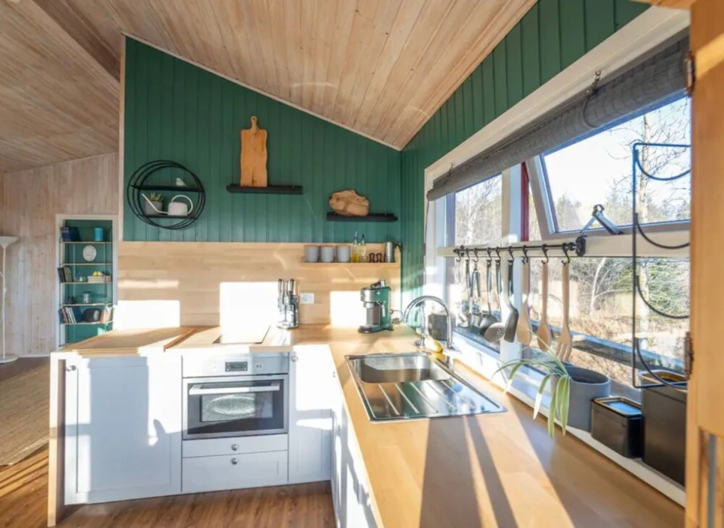 Traditional Cottage with Jacuzzi andLake