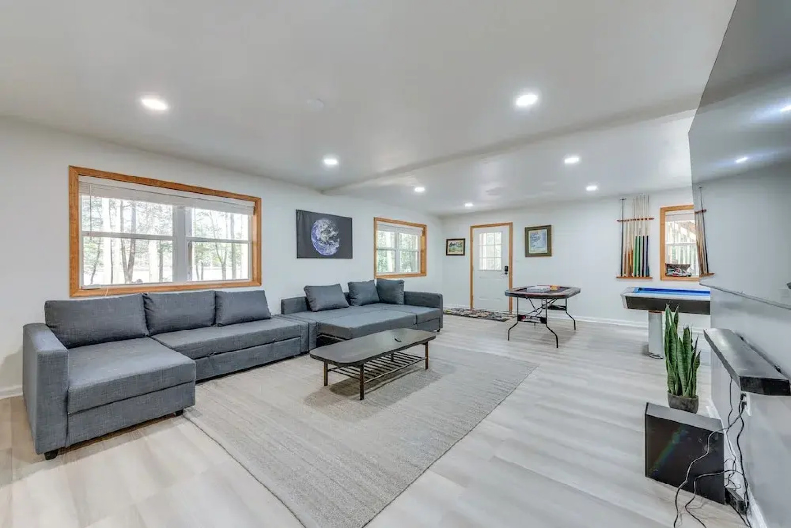 Lakefront Poconos Cabin w/ Deck & Game Room