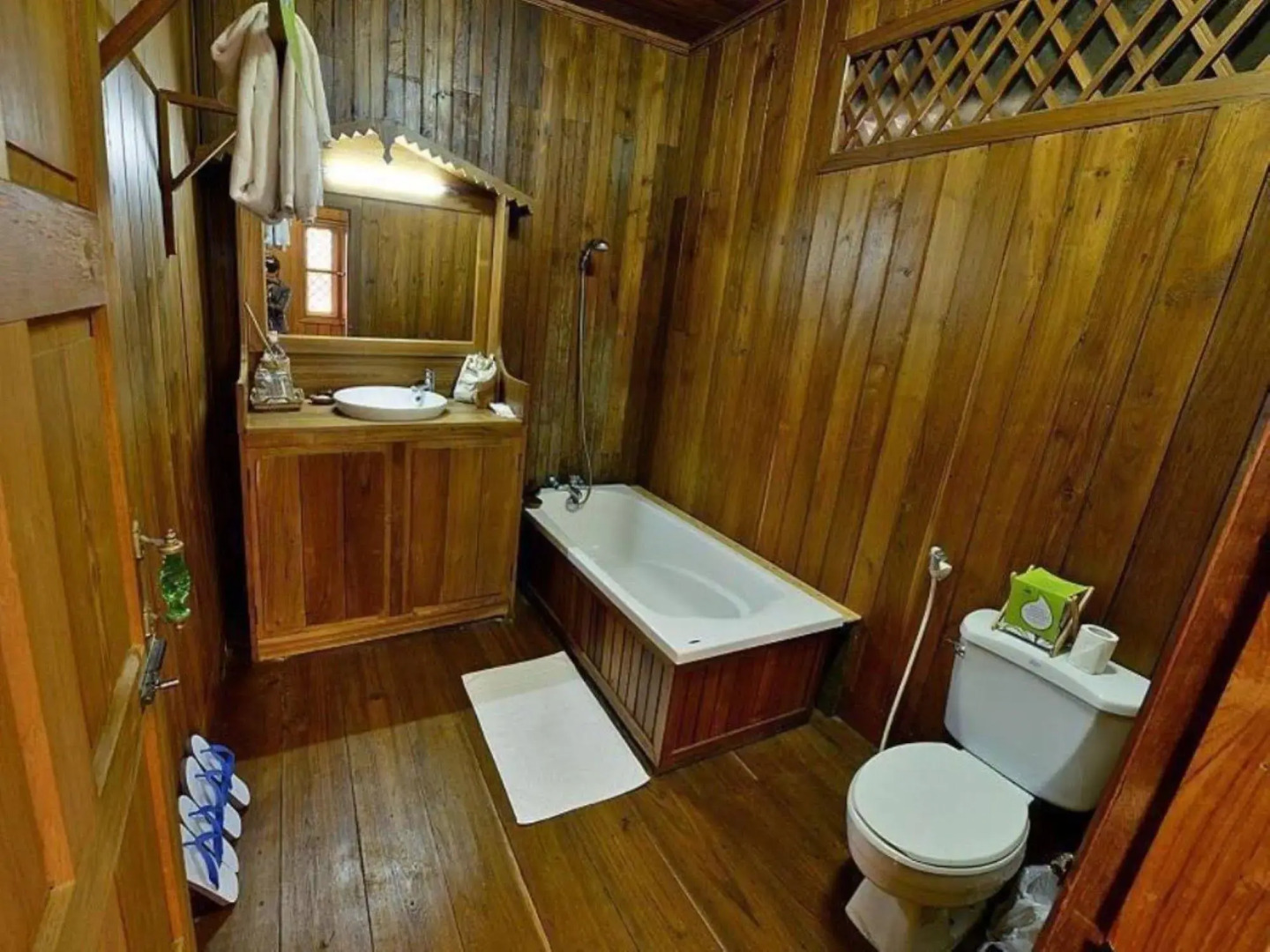 Shwe Inn Tha Floating Resort