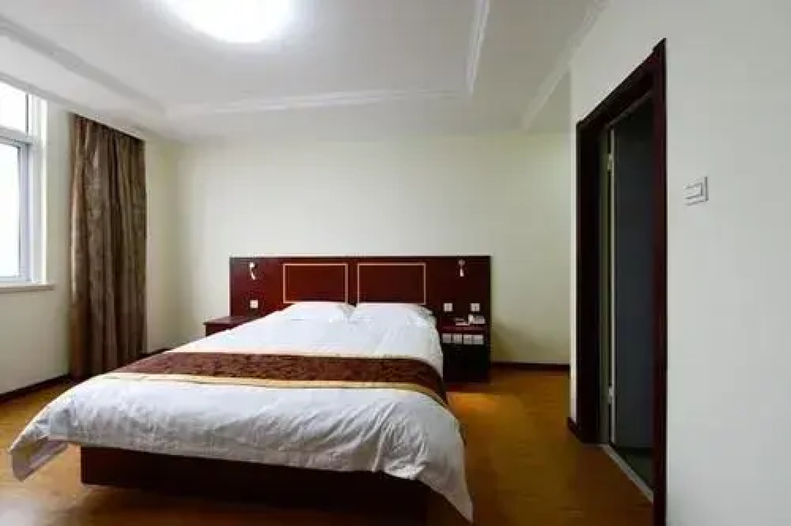 Qingdao Xinshijia Business Hotel