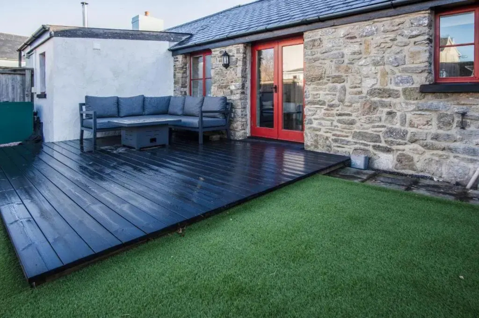 The Old Stables - 3 Bedroom Cottage - Angle