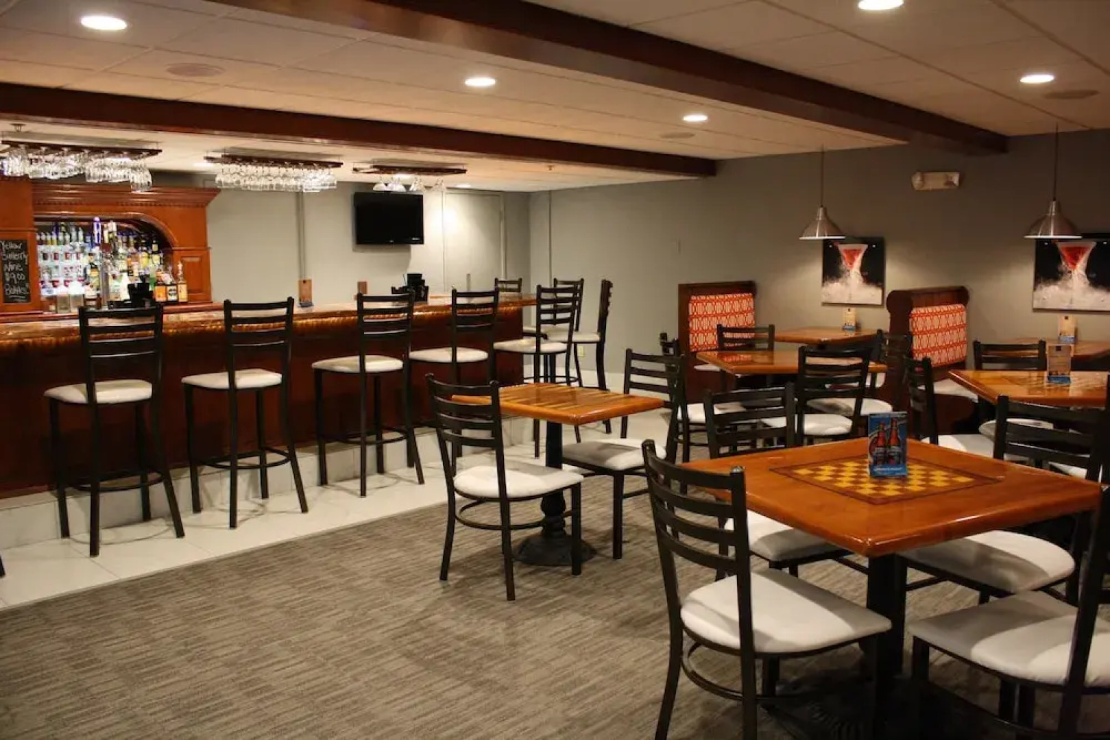 Schoenbrunn Inn & Suites