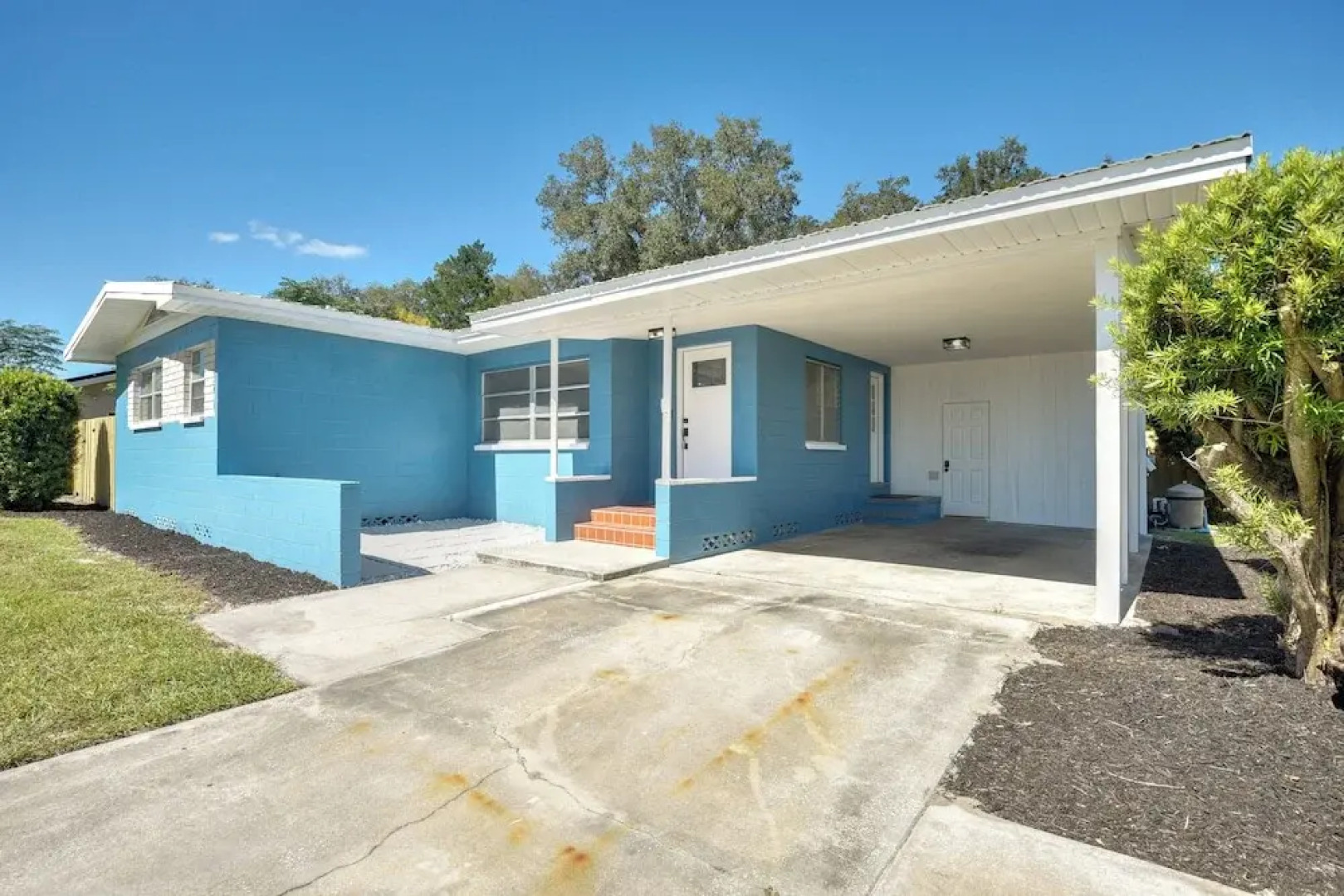 Vibrant Deland House Near Stetson University!