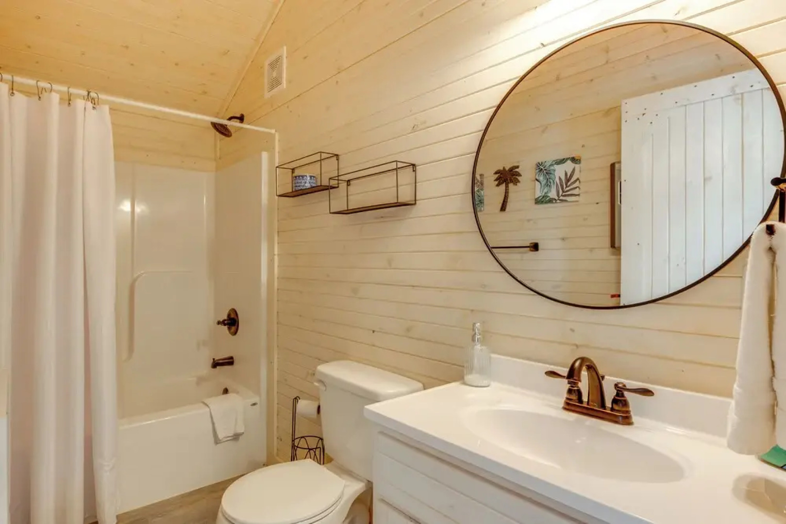 2 Mi to Carrabelle Beach: Home w/ Yard & Porch