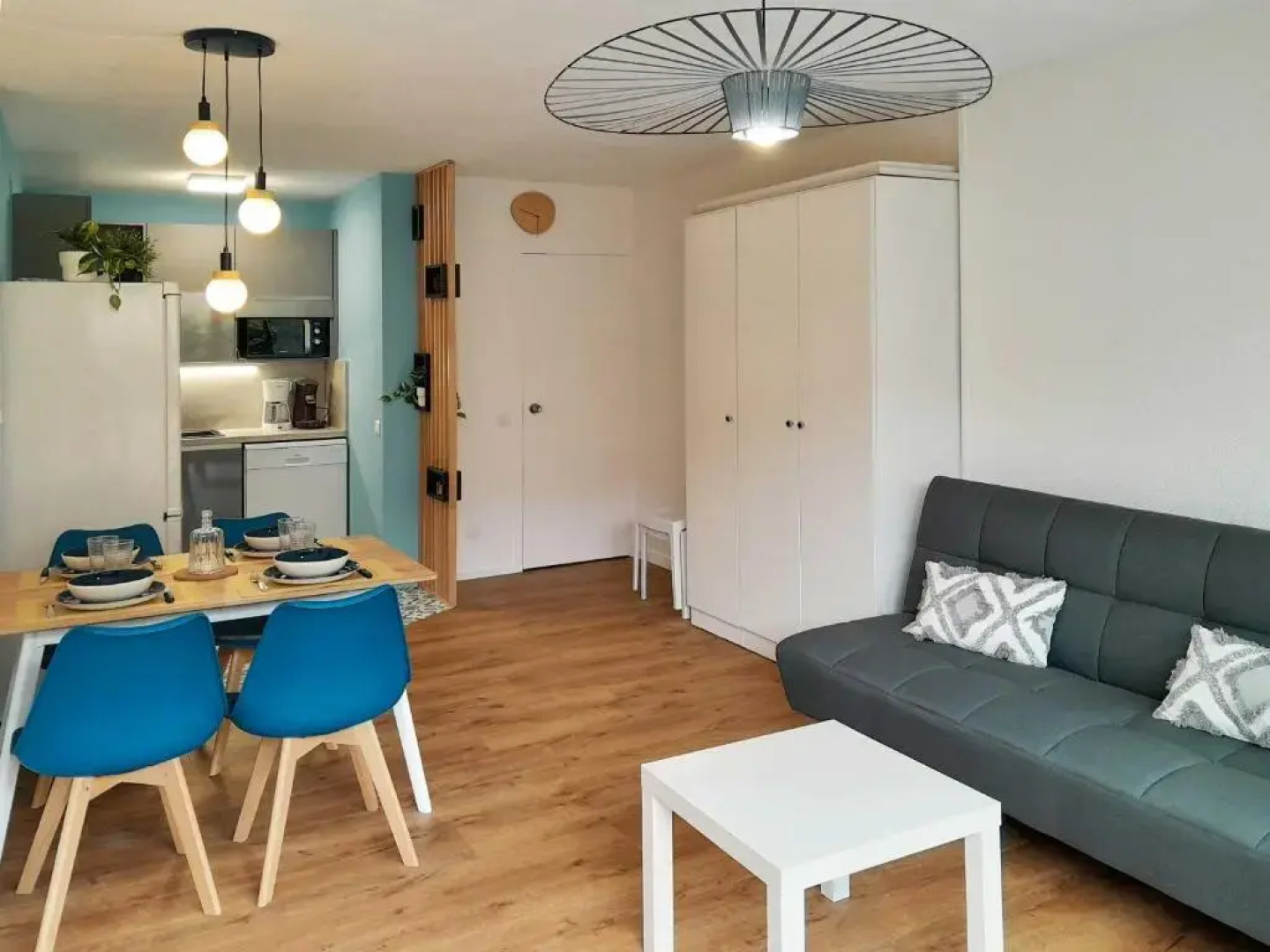 Joli 2 pièces sur le port avec piscine, terrasse, parking