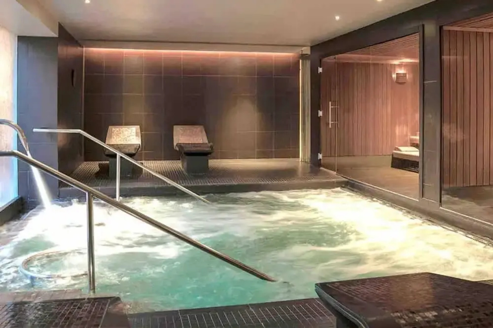 Tasteful top Floor Apartment Next to Gleneagles