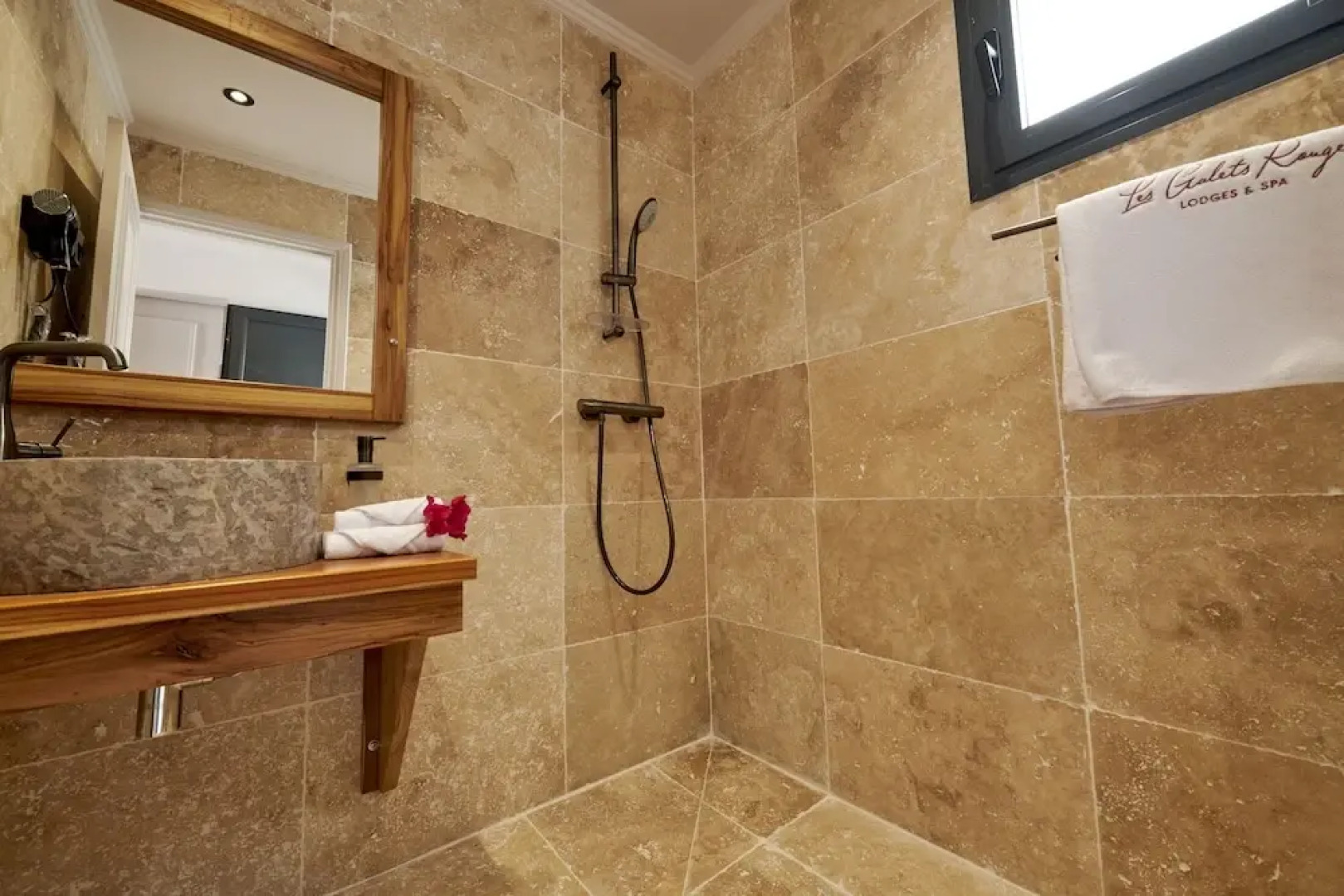 Les Galets Rouges Lodges & Spa