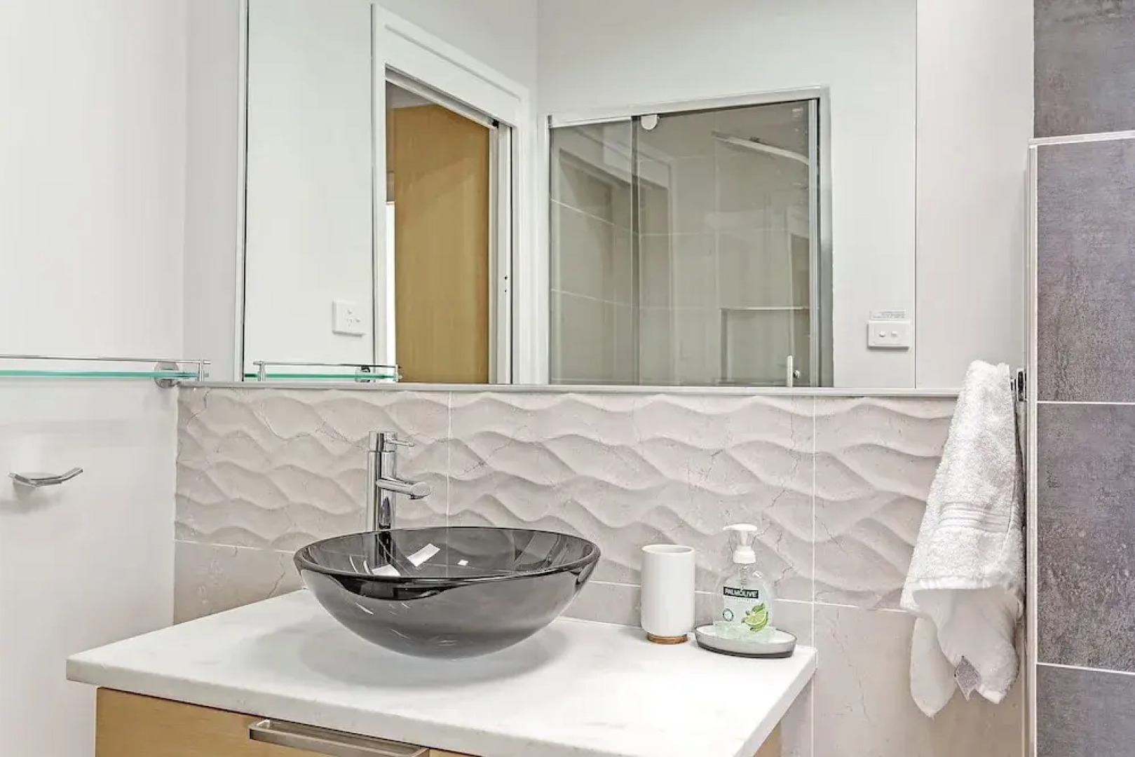 Phuza Maningi, 17 Myan Close