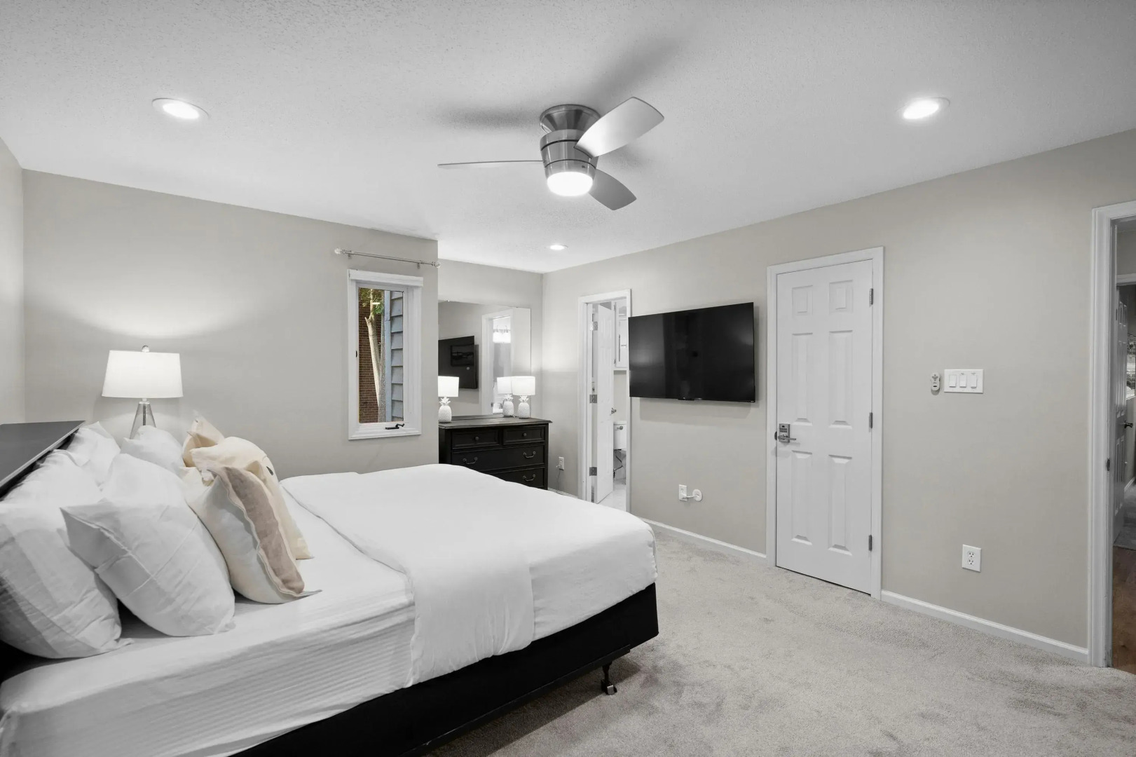 Sip, Sip Away by Avantstay Pool + Hot Tub