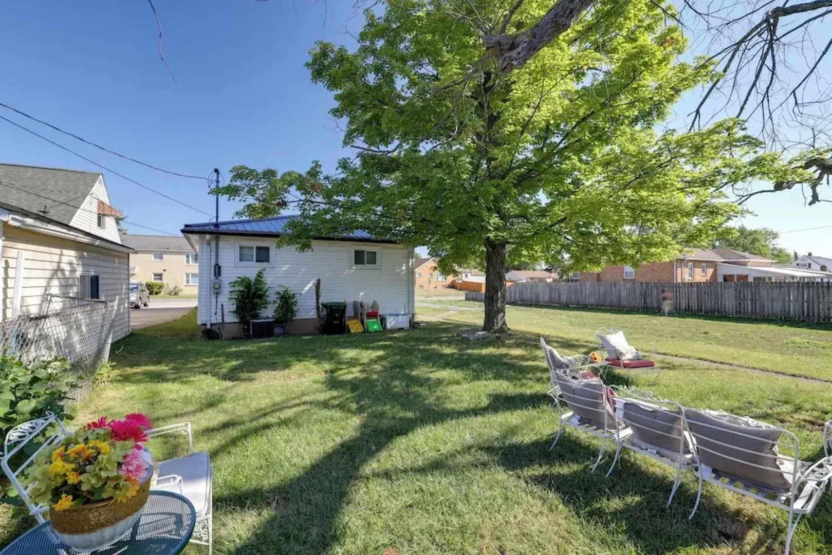 Large Private Yard: Home 14 Mi to Niagara Falls!