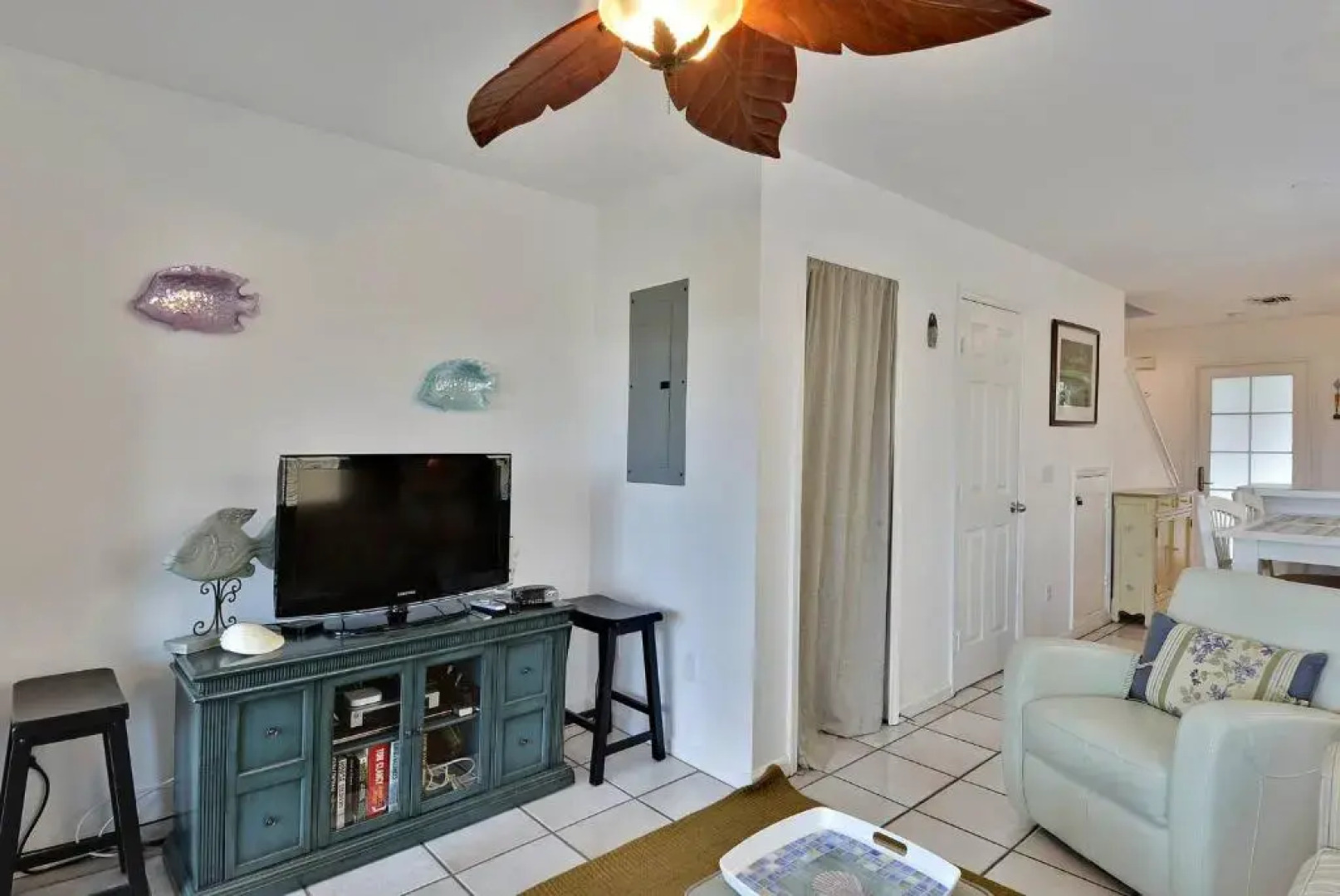 Coral Breeze by Avantstay Close to Beach w/ Balcony & Shared Pool! Month Long Stays Only