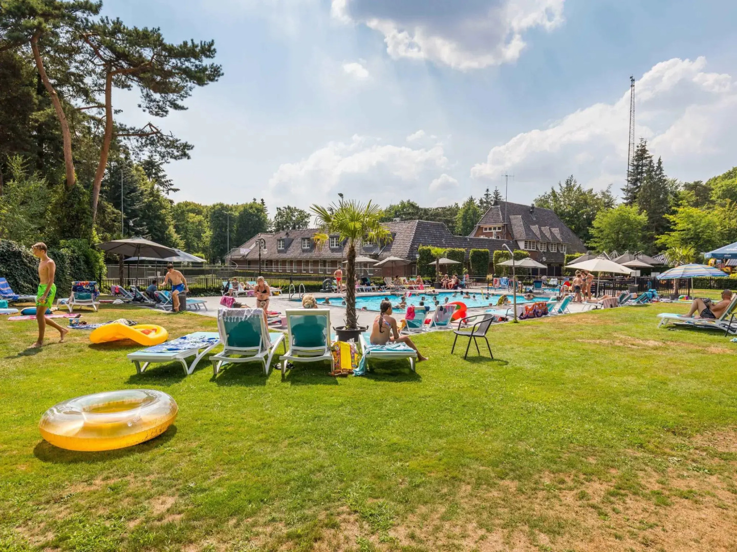 Modern chalet with spa and sauna, in a holiday park, 8 km. from Hoorn