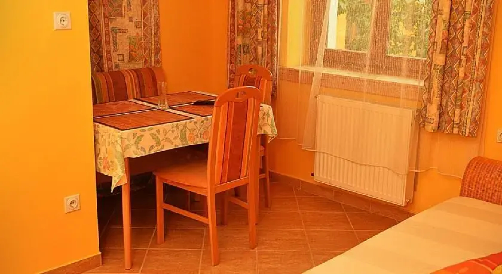 Almaliget Apartmanház
