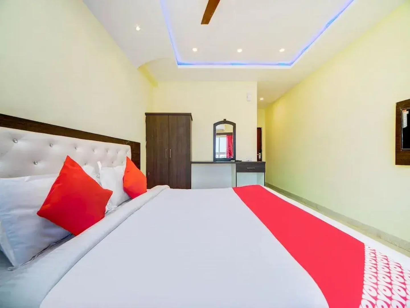 Oyo 40720 Hotel Srs Regency