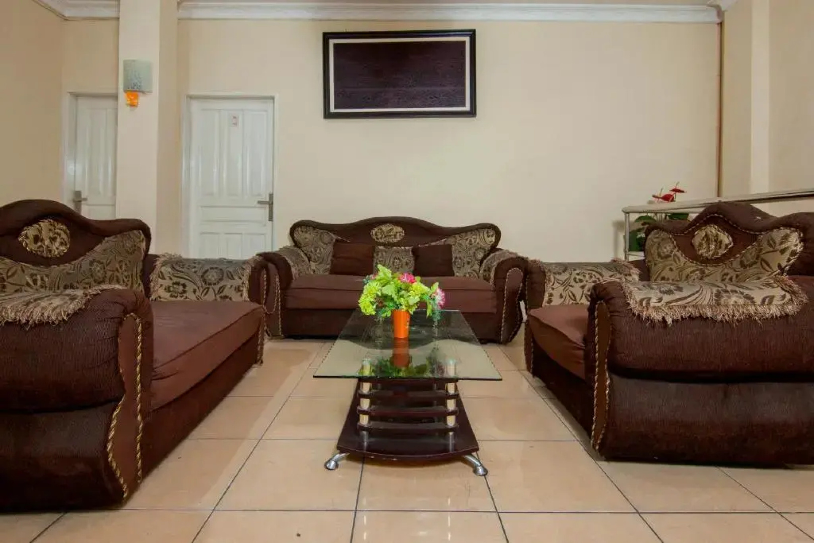 OYO 2045 Hotel 211