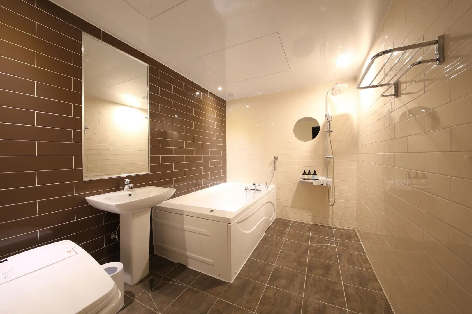 Gupo Station Almond Hotel