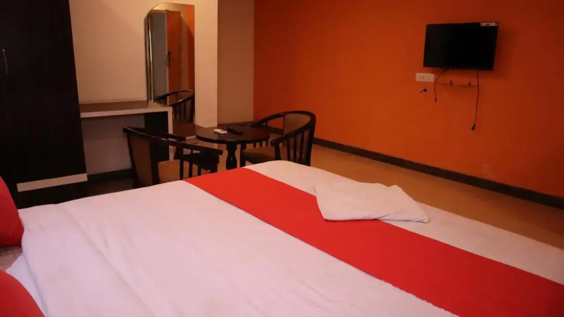 Smile Stay Bee Hive Grand