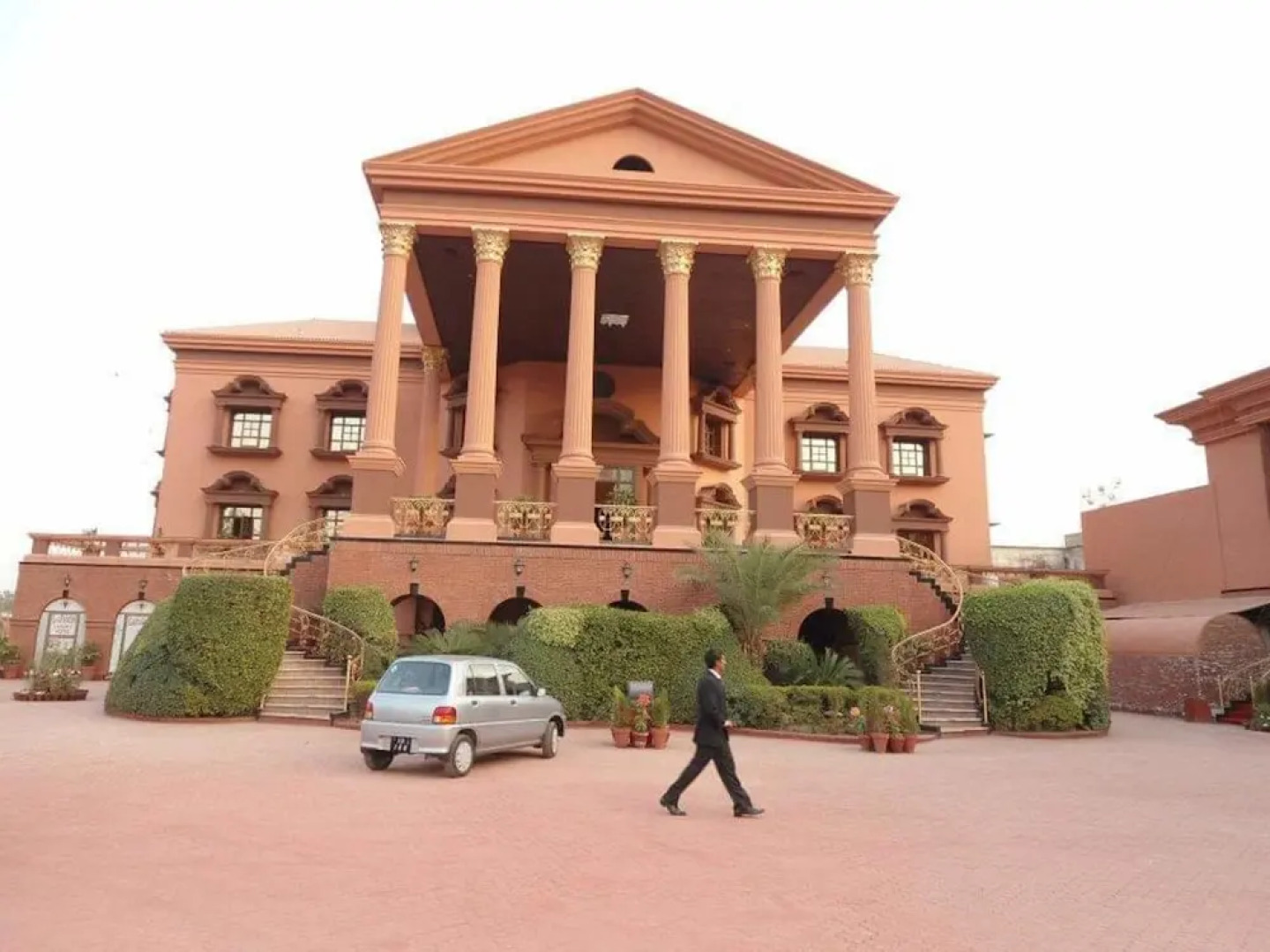 Garvaish Luxury Hotel