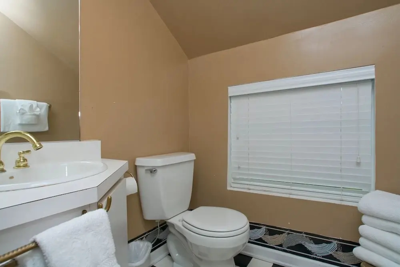 Pacific Way Villa 4 Br home by RedAwning