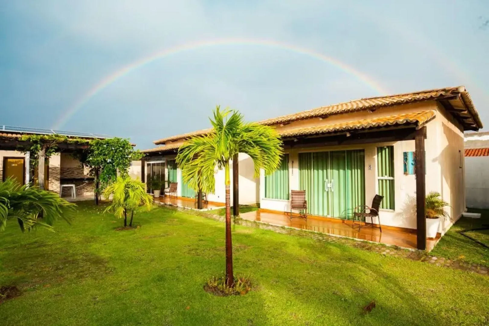 Chal Aconchegante com Vista Jardim em Vila - 04