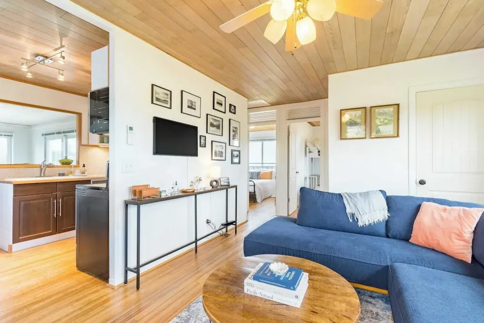 Swan Lake Cottage by Avantstay Views + Firepit