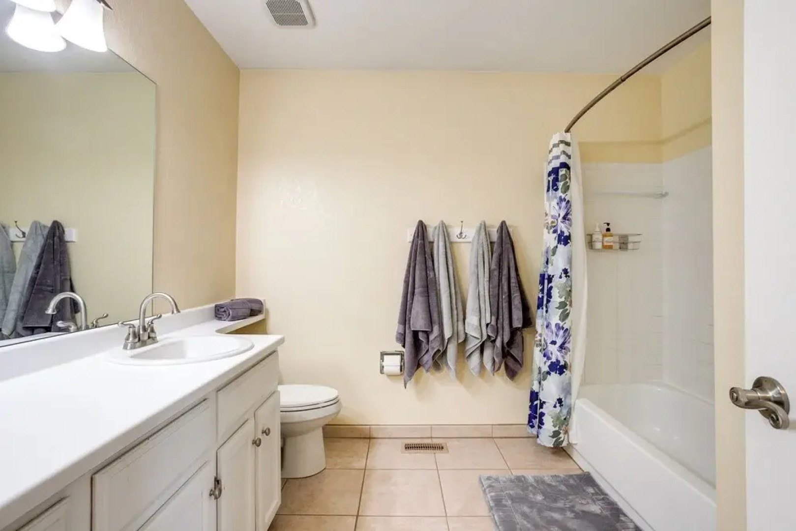 11 Mi to Denver: Pet-friendly Home in Thornton!