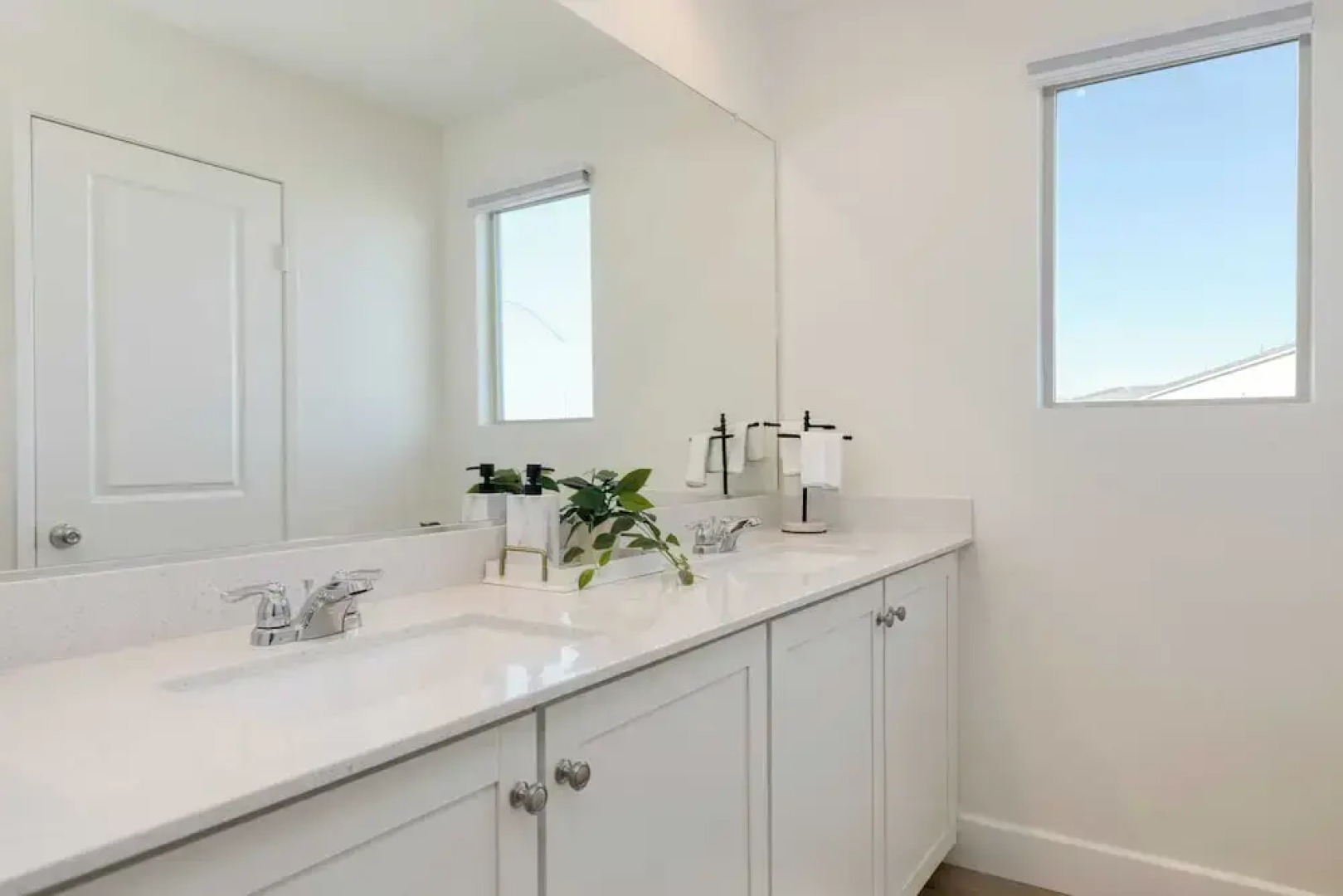 Desert Eden by Avantstay 6BR w/ Ensuite Backyard Oasis w/ Pool & Hot Tub!