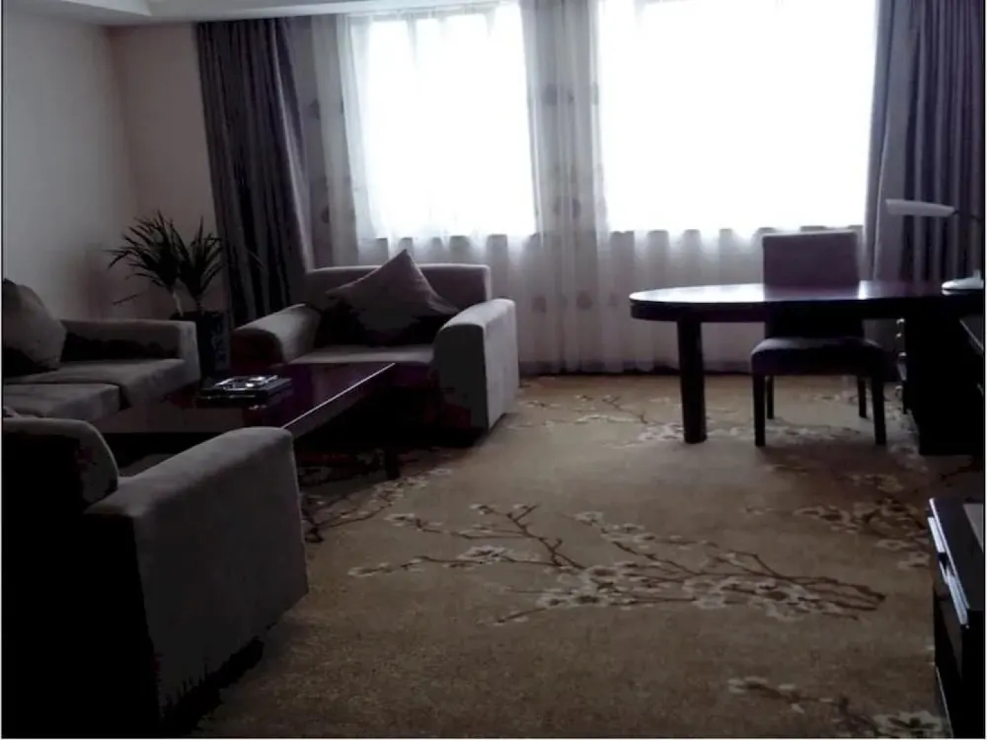 Deqing Ruijing Holiday Hotel