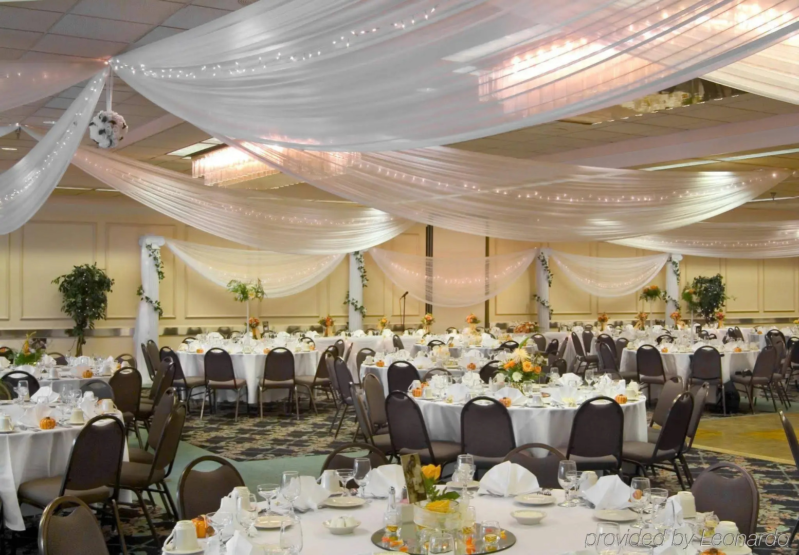 Holiday Inn Express & Suites Vadnais Heights by IHG