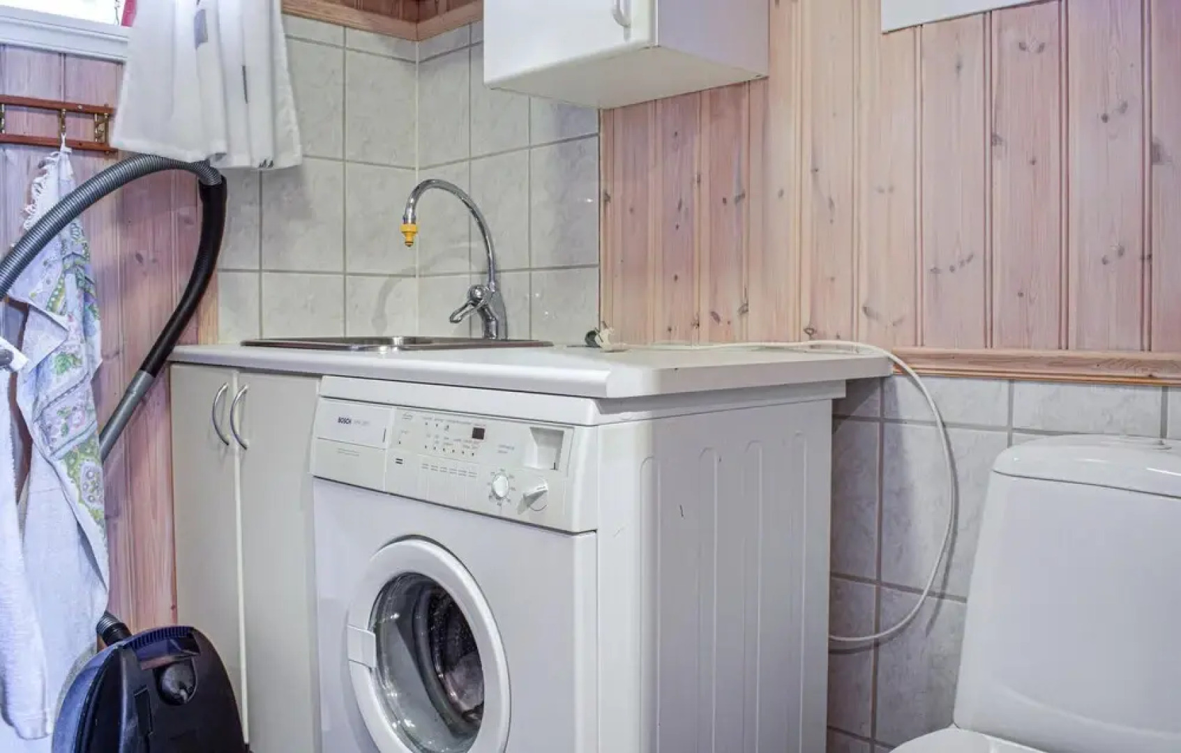 Nice Home in Bekkjarvik With 4 Bedrooms and Wifi