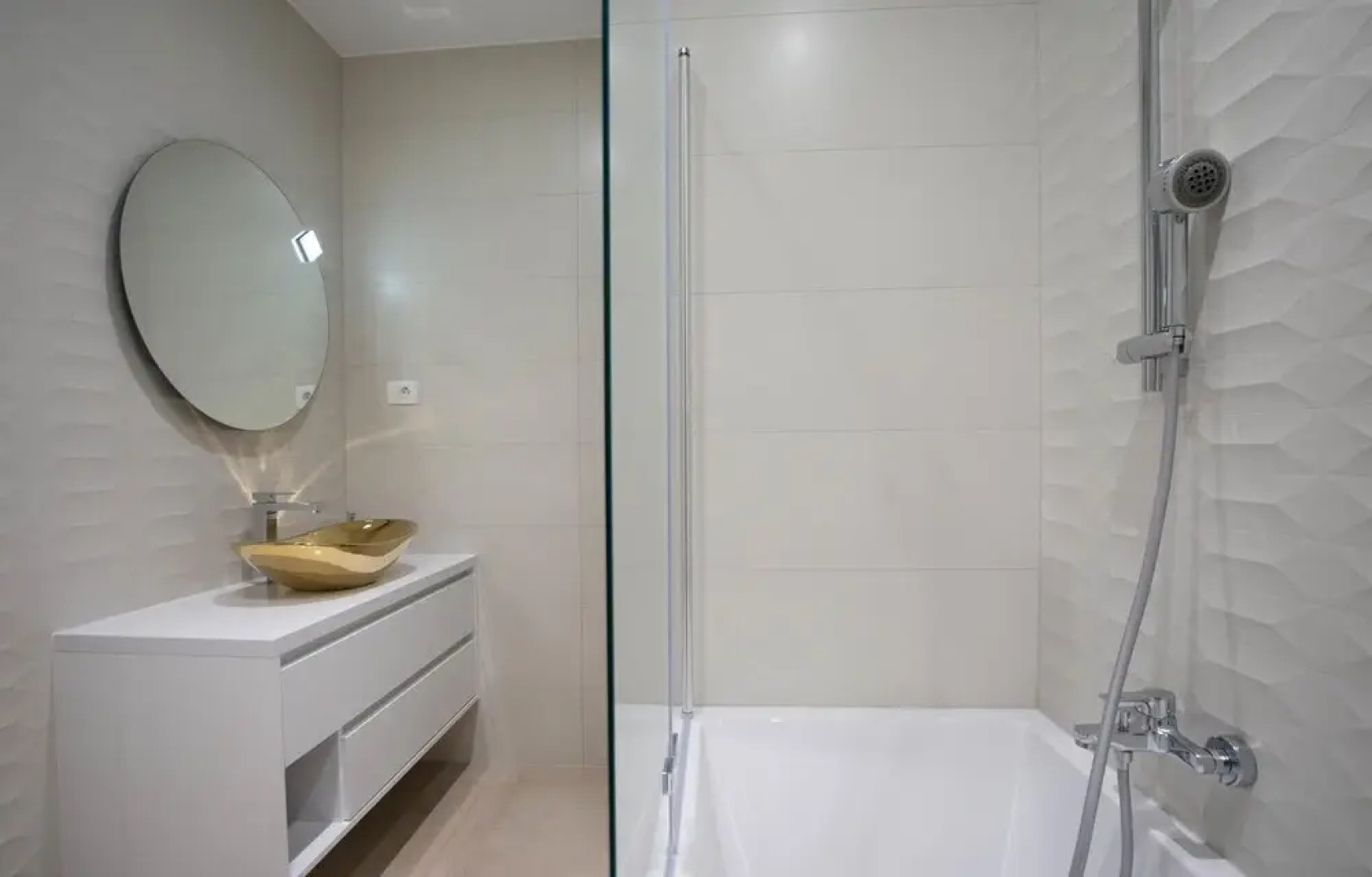 Stunning Apartment in Kastel Gomilica With 3 Bedrooms, Jacuzzi and Wifi