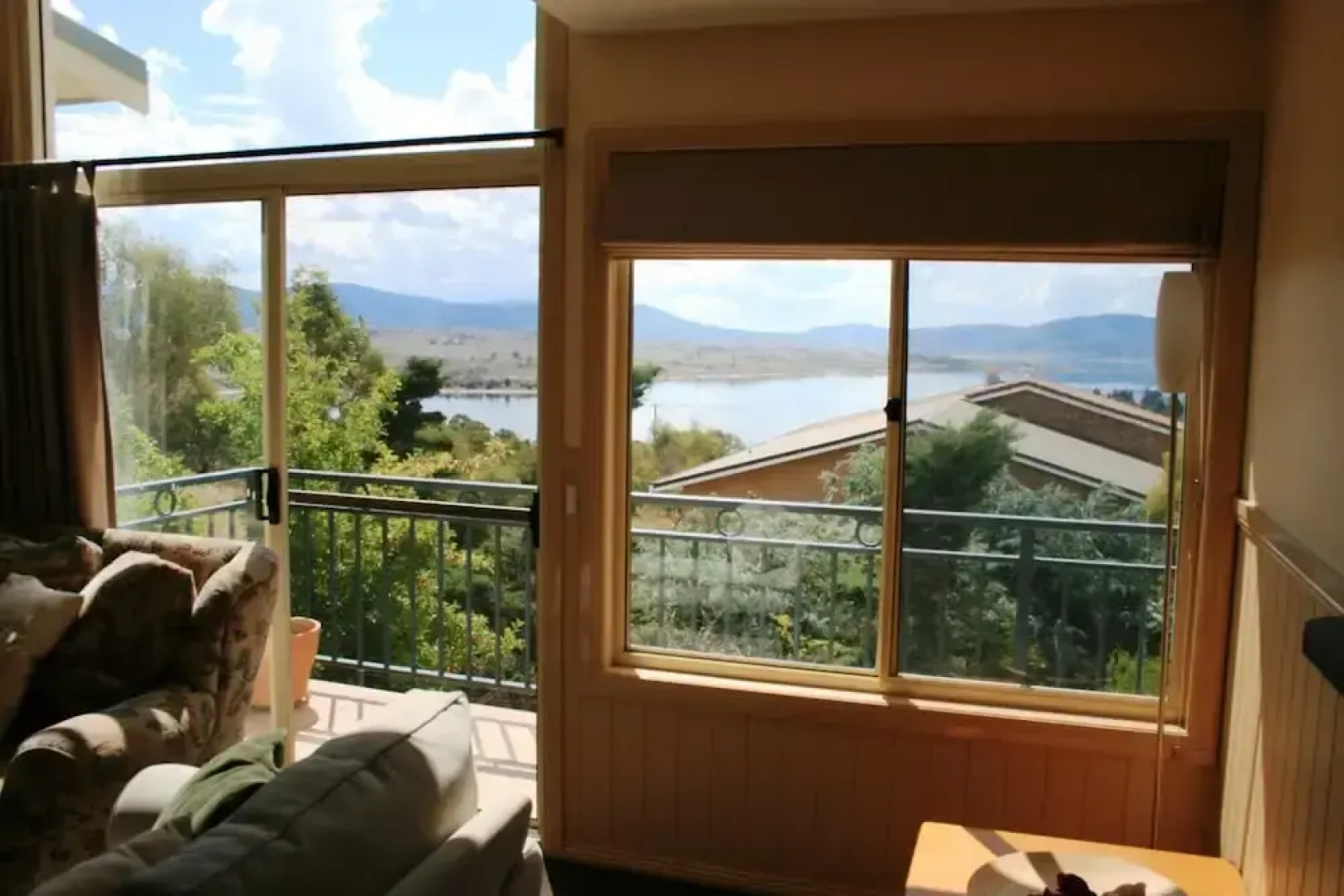 Torino 6 - Lake Jindabyne & Snowy Mountain Views