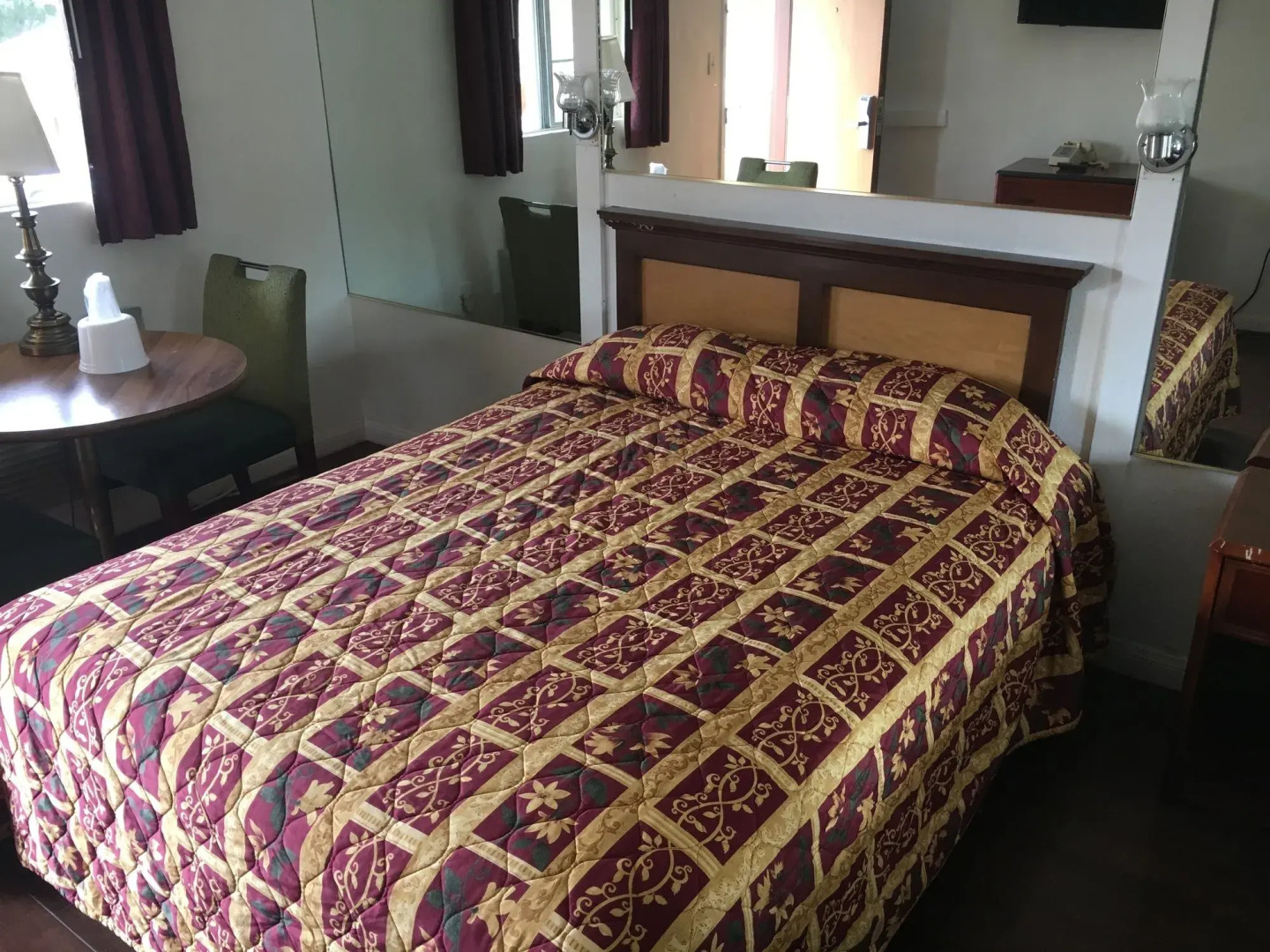 Colonial Pool & Spa Motel