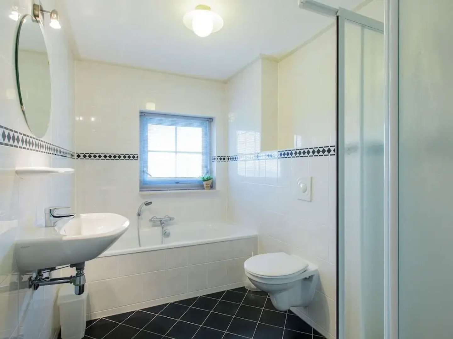 Cosy Holiday Home in Friesland by the Lake