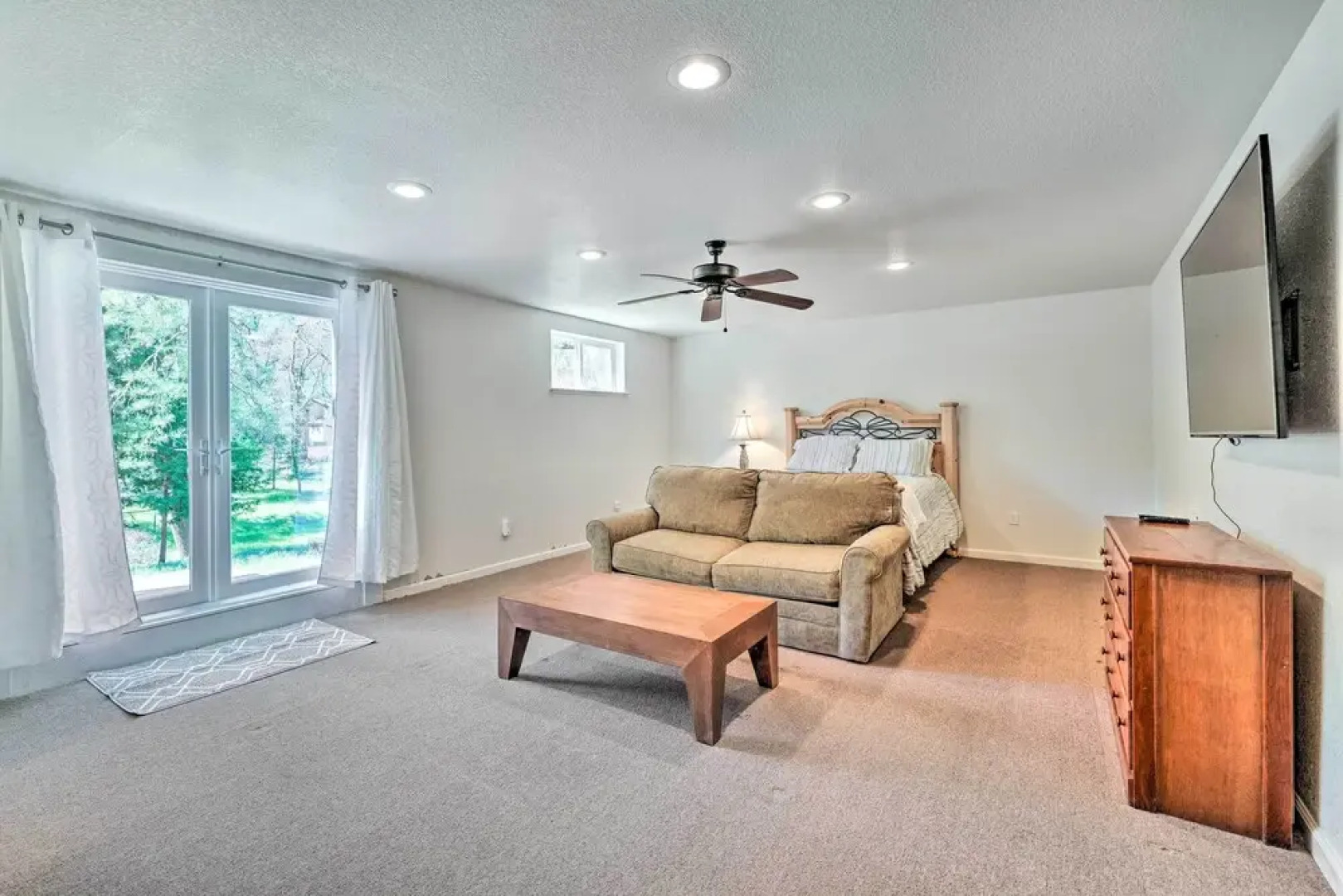 Community Perks: Welcoming Groveland Home