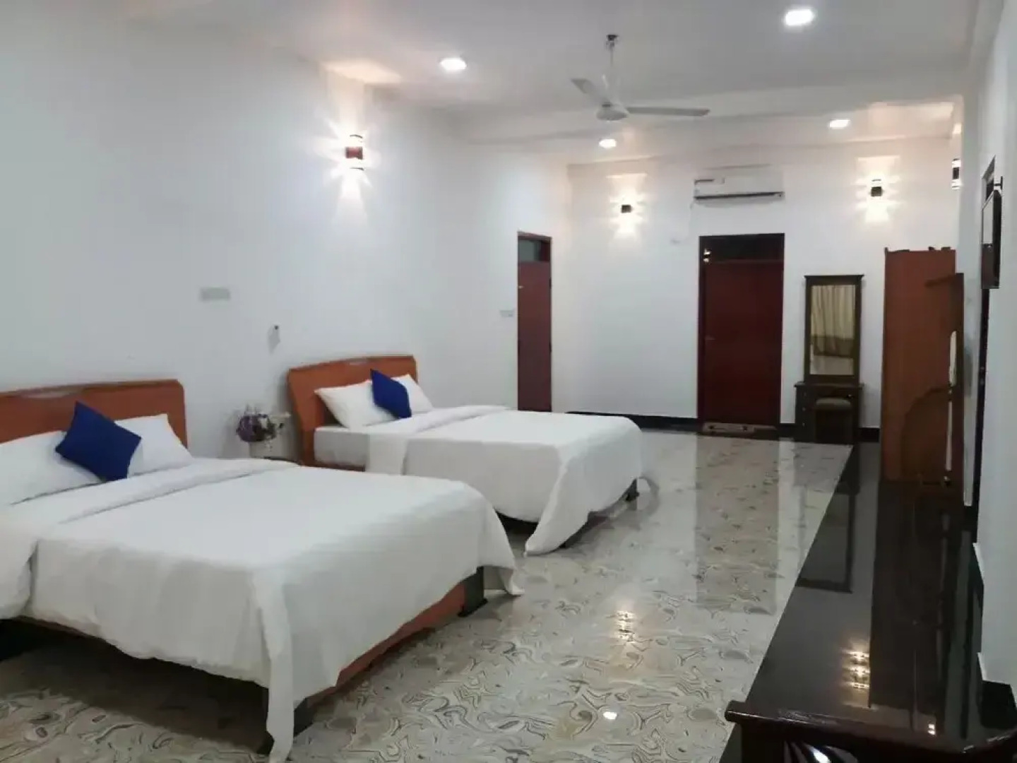 Mangroven River View Hotel