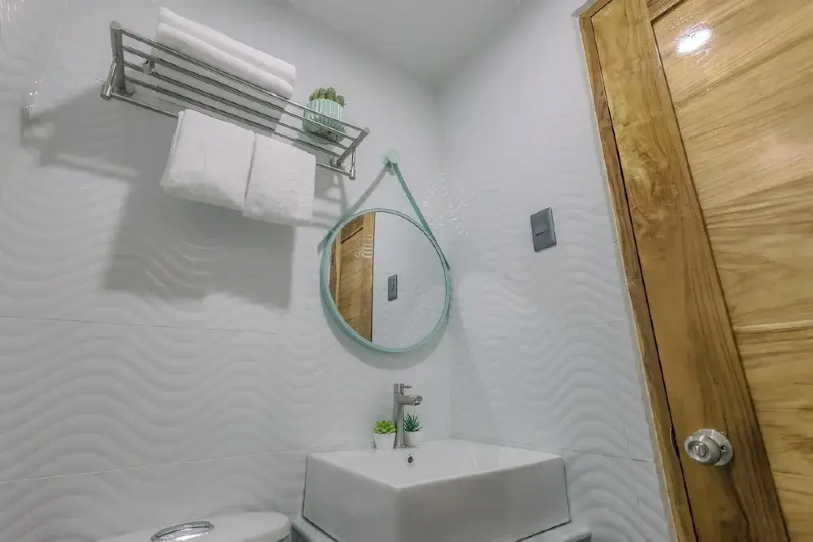 LOBOC RIVERSIDE INN and RESTAURANT