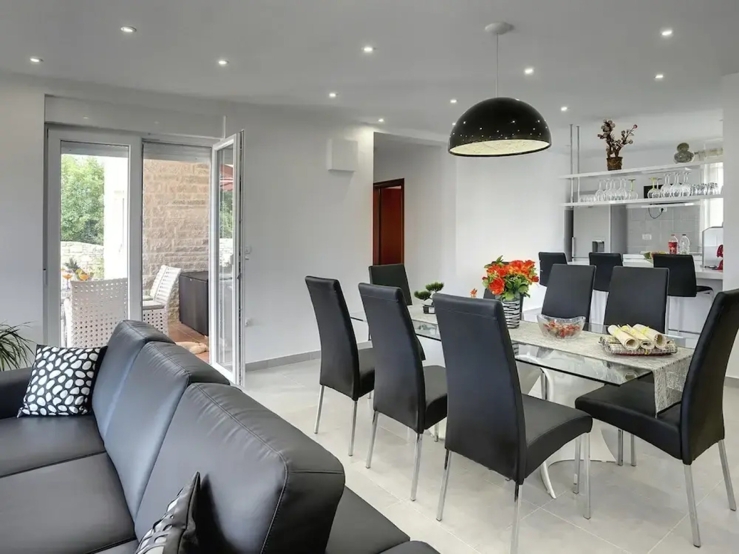 Modern Holiday Home With Pool in Bratulici