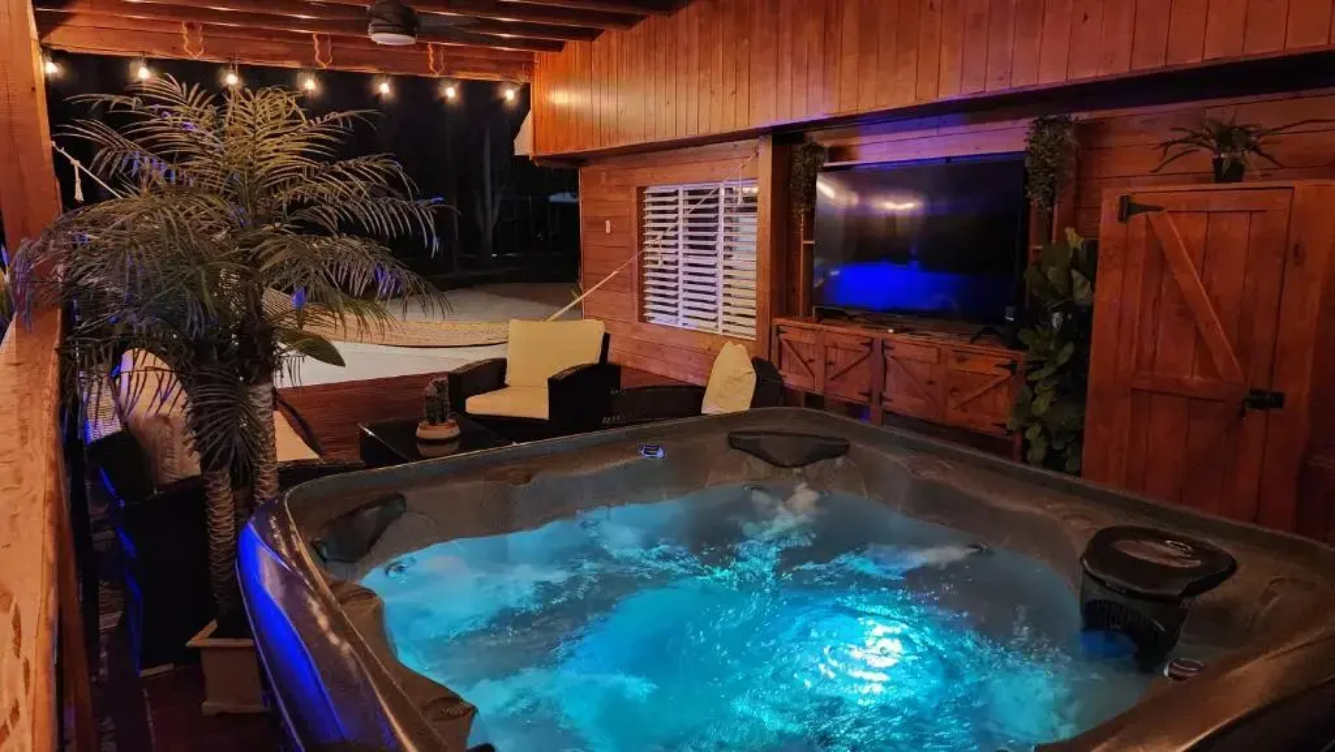 Palm's Luxury Suite with Private Jacuzzi